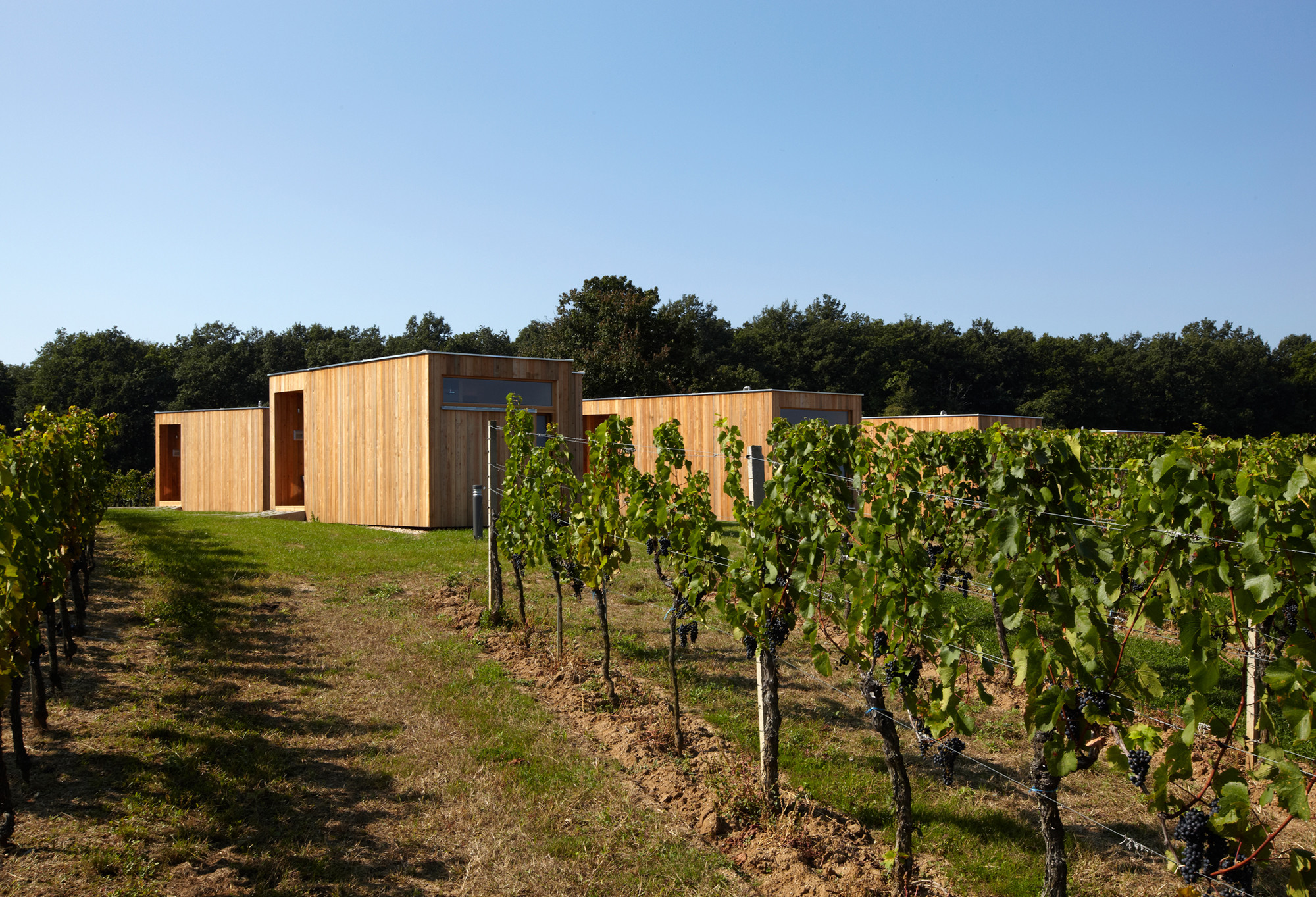 Verschiedenformatige Holzfenster bieten wechselnde Ausblicke in die Landschaft