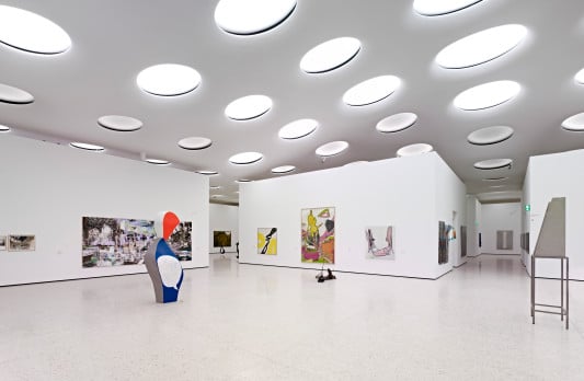 Die weitgehend stützenfreie Halle in Kombination mit einem modularen Wandsystem ermöglicht eine freie und flexible Ausstellungsarchitektur