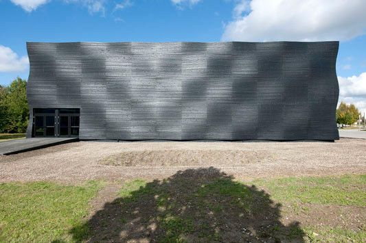 Mit wechselndem Lichteinfall entstehen Muster auf der Fassade, die einem Schachbrett ähneln