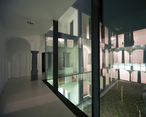 Durch die Ganzglas-Fassade öffnet sich das Gebäude zum begrünten Innenhof