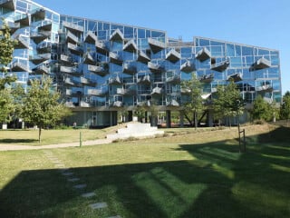 Das Gebäudeenergiegesetz schreibt den Einsatz erneuerbarer Energien beim Neubau vor. Im Bild: Schulbau mit Solarthermie an der Fassade