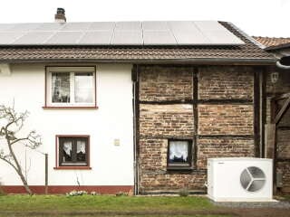 In Hybridsystemen werden verschiedene Energieerzeuger (etwa Photovoltaik und Wärmepumpe) zu einem System verbunden.