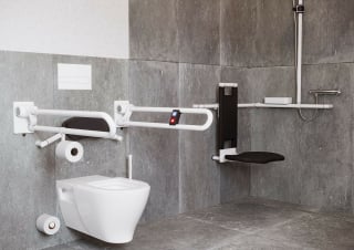 Die Positionierung von Haltegriffen und Sanitärobjekten ist für ein barrierefreies Bad ebenso vorgegeben wie die schwellenfreie Dusche