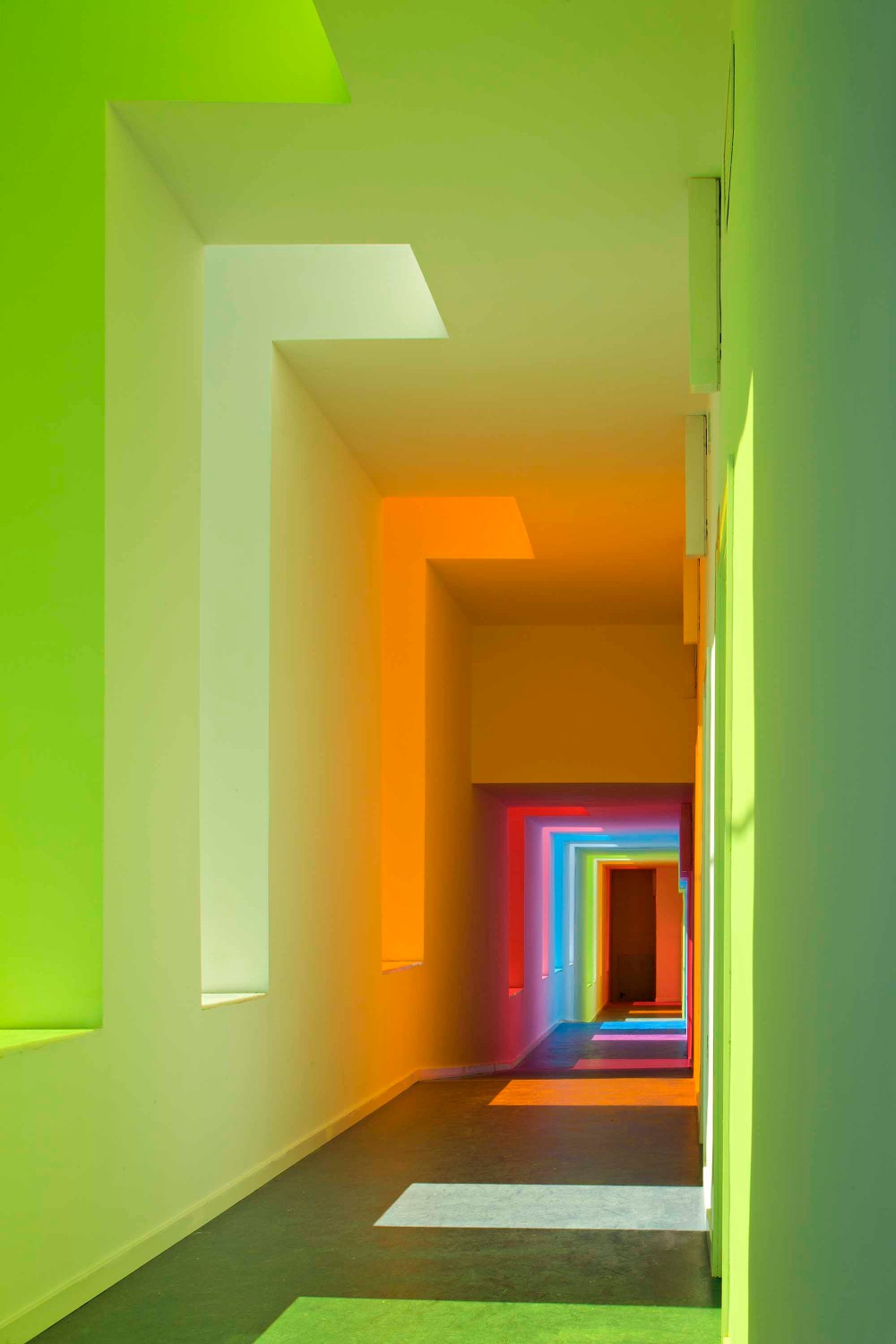 Die Glasscheiben tauchen die Räume in die Farben des Regenbogens