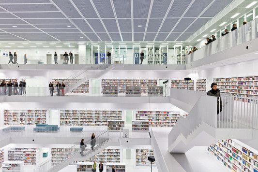 Die Galerien dienen als Lesesäle, im obersten Geschoss sind die Gra­fo­thek, die Kunstbibliothek und das Café untergebracht