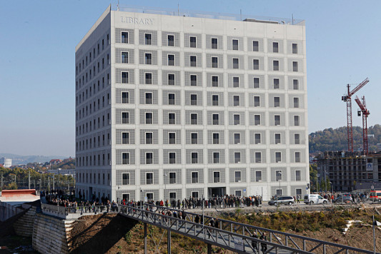 Das Gebäude hat mit einer Grundfläche von 44 x 44 m und einer Höhe von 40 m nahezu die Form eines Würfels