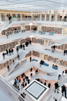 Fünf Geschosse beherbergen die Lesesäle der Bibliothek