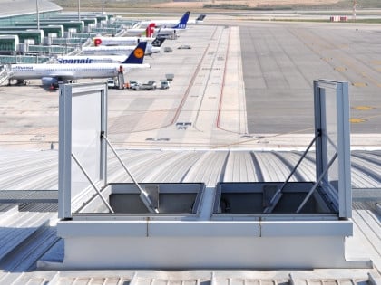 Rauch- und Wärmeabzugsanlagen am Flughafen von Barcelona
