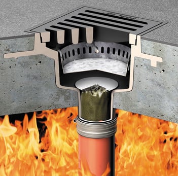 Bei entsprechender Hitzeeinwirkung verschließt der Brandschutzeinsatz den Ablaufstutzen des Bodeneinlaufs, die weitere Verbreitung von Gasen und Rauch wird auf diese Weise verhindert