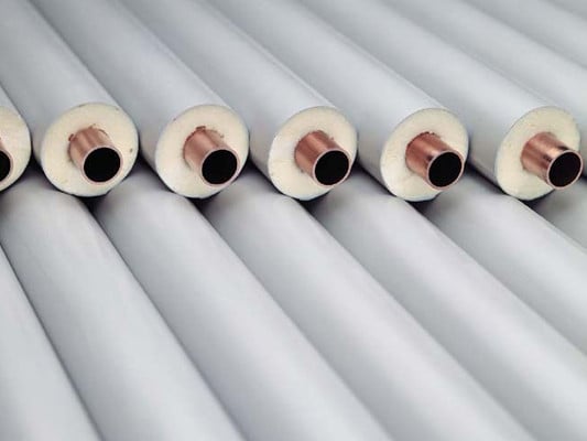 Werkseitig ummantelte und wärmegedämmte Kupferrohre für Heizungs- oder Warmwasserleitungen