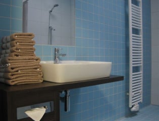 Wasserdampf, der im Alltag beim Waschen und Kochen, durch Personen, Pflanzen und beispielsweise feuchte Handtücher abgegeben wird, gehört zur Normalbelastung