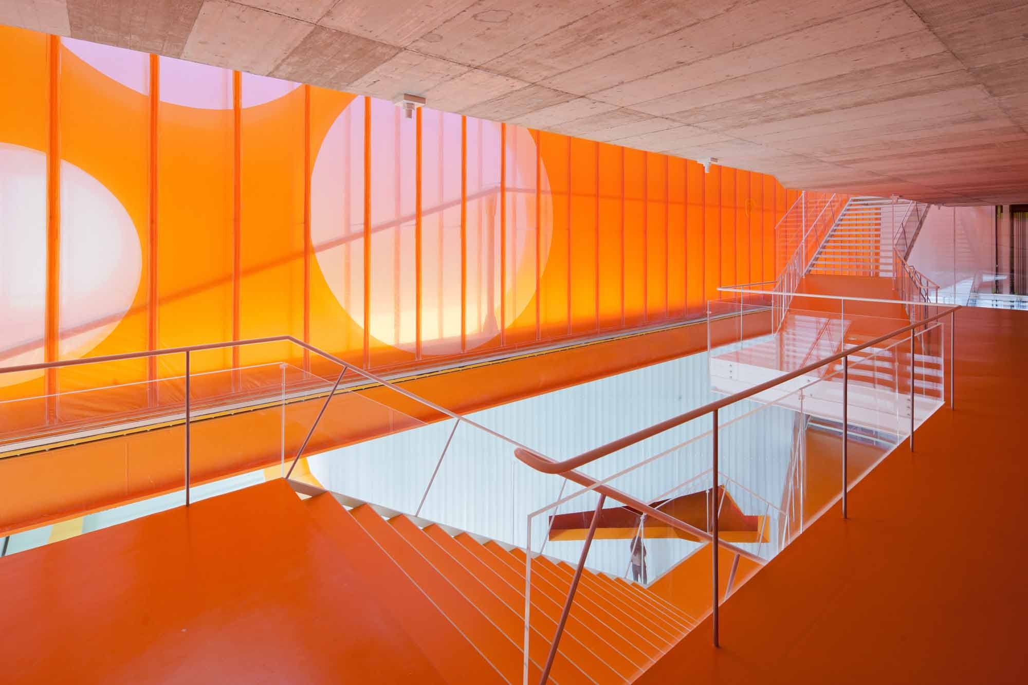 Weiche, orangefarbene ETFE-Kissen sollen für eine einladend warme Atmophäre sorgen