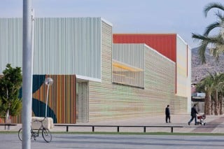 Südseite des Gebäudes mit Eingangsbereich im Vordergrund