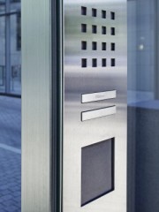 Die verschiedenen Komponenten einer Türkommunikation sind in einem flachen Gehäuse untergebracht