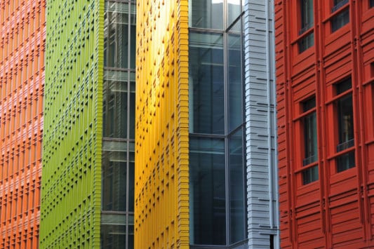 Die Keramikfassade ist mit insgesamt sechs kräftigen Farben gestaltet