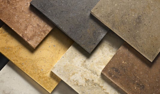 Die Kunststeine gibt es in nahezu allen Farben und mit unterschiedlichen Oberflächen