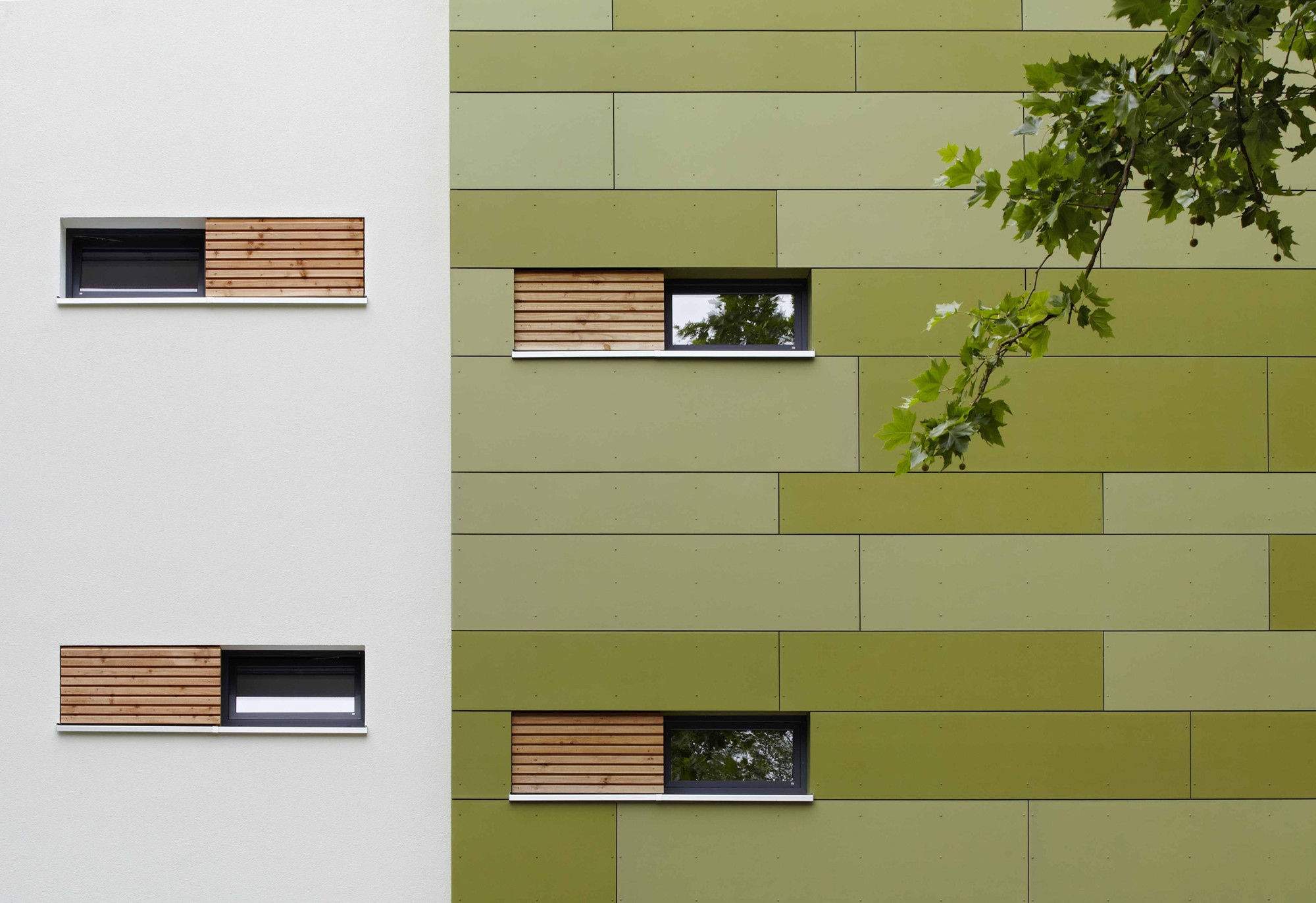 Verschiedene Materialien und Farben verleihen der Fassade eine klare Struktur