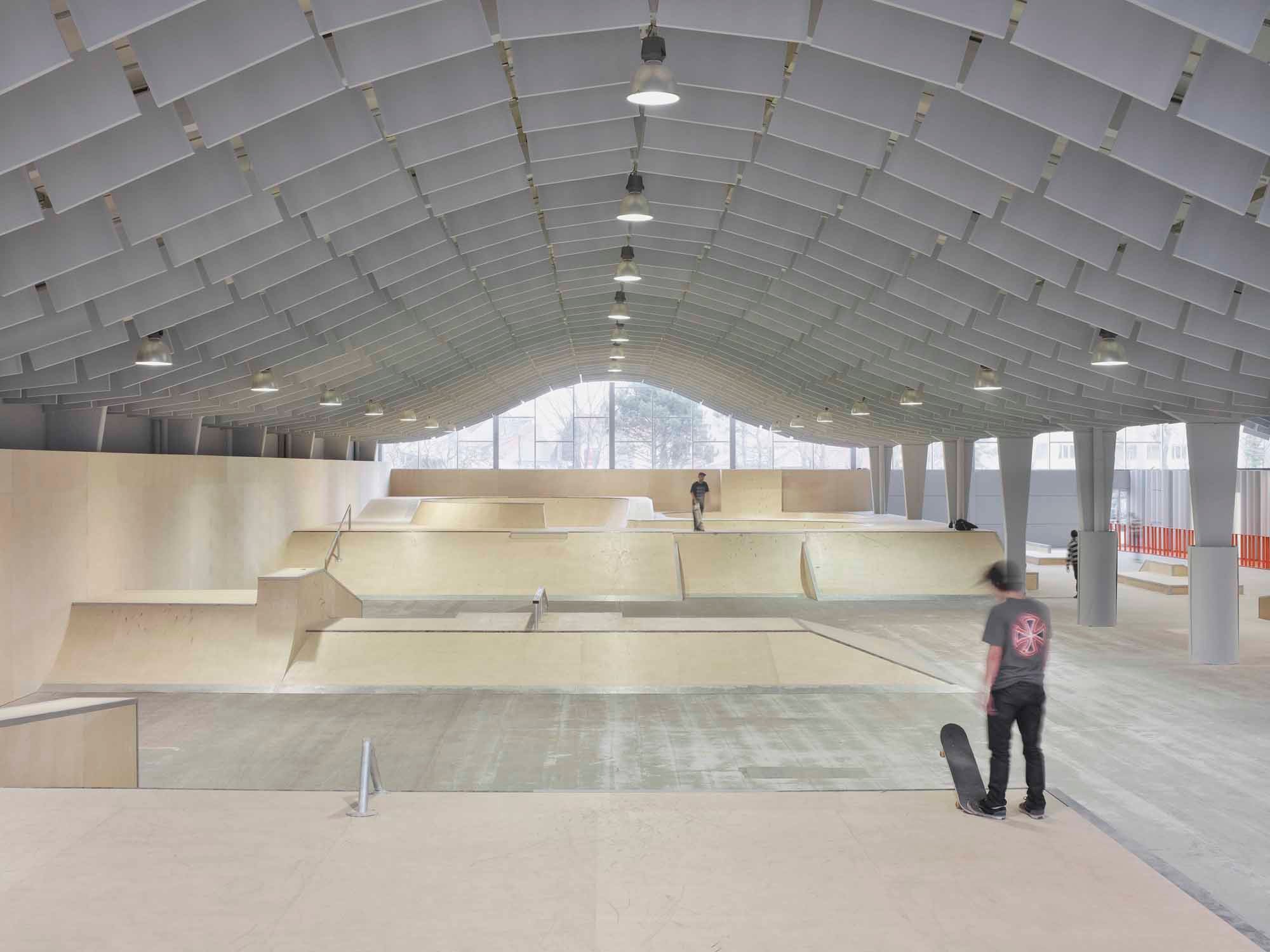 Die ausgedehnten Skaterbahnen, -mulden und -rampen sind in einem hellen, durchgängigen Raum untergebracht