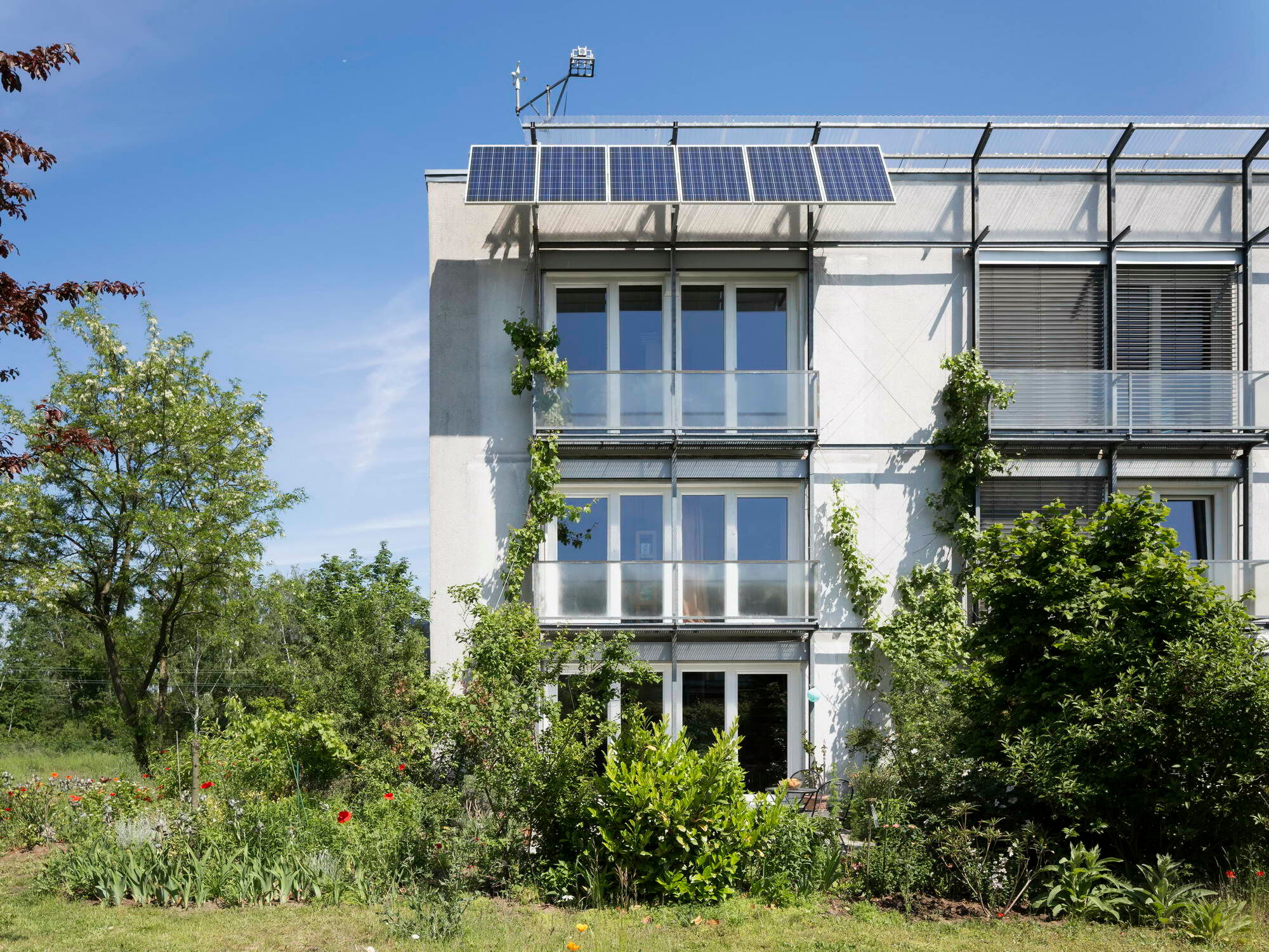 Das weltweit erste Passivhaus wurde vor 35 Jahren in Darmstadt errichtet. Das Passivhaus Institut vor 30 Jahren durch Wolfgang Feist, ebenfalls in Darmstadt. 2015 wurde eine PV-Anlage nachgerüstet.