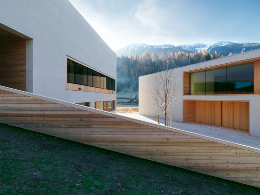 Das Gebäudeensemble liegt inmitten einer wunderschönen Landschaft in Südtirol