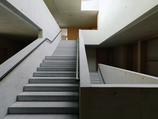 Eine großzügig dimensionierte, gegenläufige Treppe verbindete die beiden Geschosse des Besucherzentrums