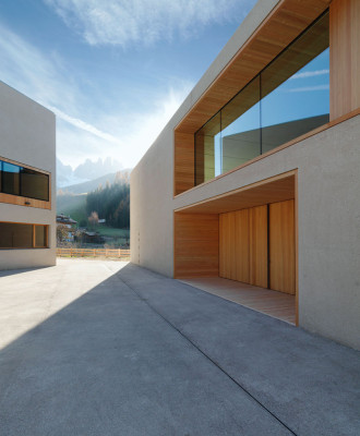 Bei der Materialwahl beschränkten sich die Architekten auf Lärchenholz, Sichtbeton und etwas Glas