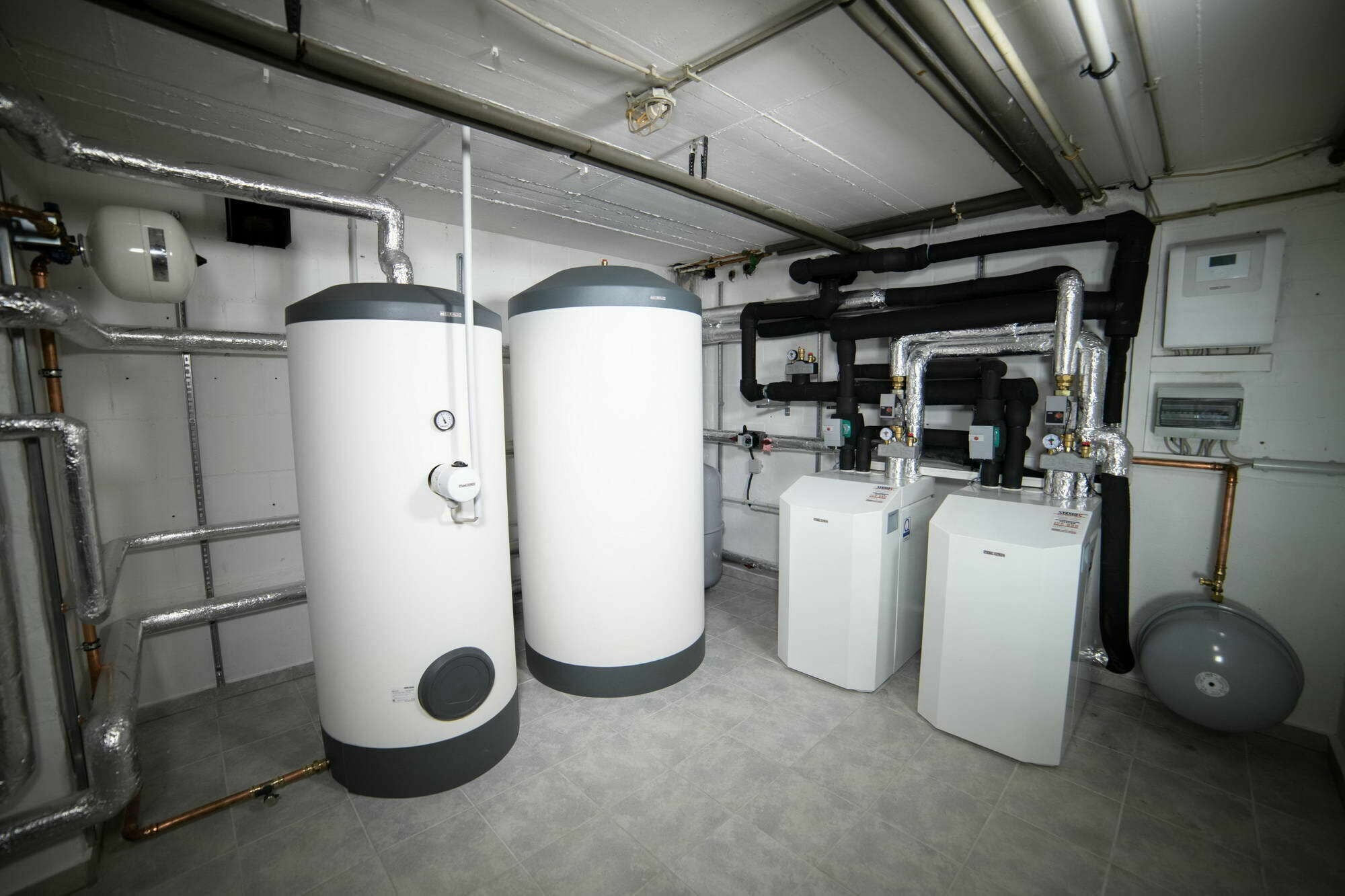 Für die Auslegung von Heizungs- und Warmwasseranlagen liefern das Gebäudeenergiegesetz (GEG) und die DIN EN 12831 zentrale Vorgaben.