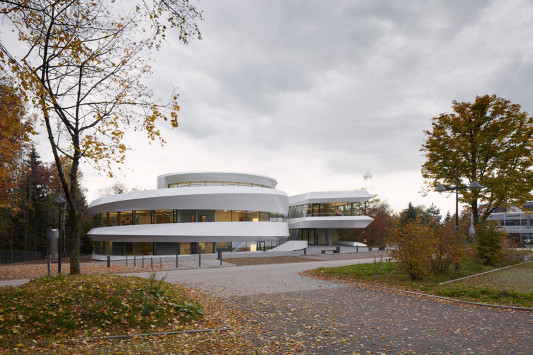Das Haus befindet sich in direkter Nachbarschaft zum Max-Planck-Institut für Astronomie und der Landessternwarte auf dem Königstuhlnahe Heidelberg