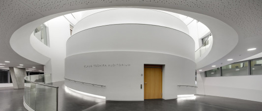 Im Kern des Gebäudes befindet sich der auch als Planetarium nutzbare Hörsaal