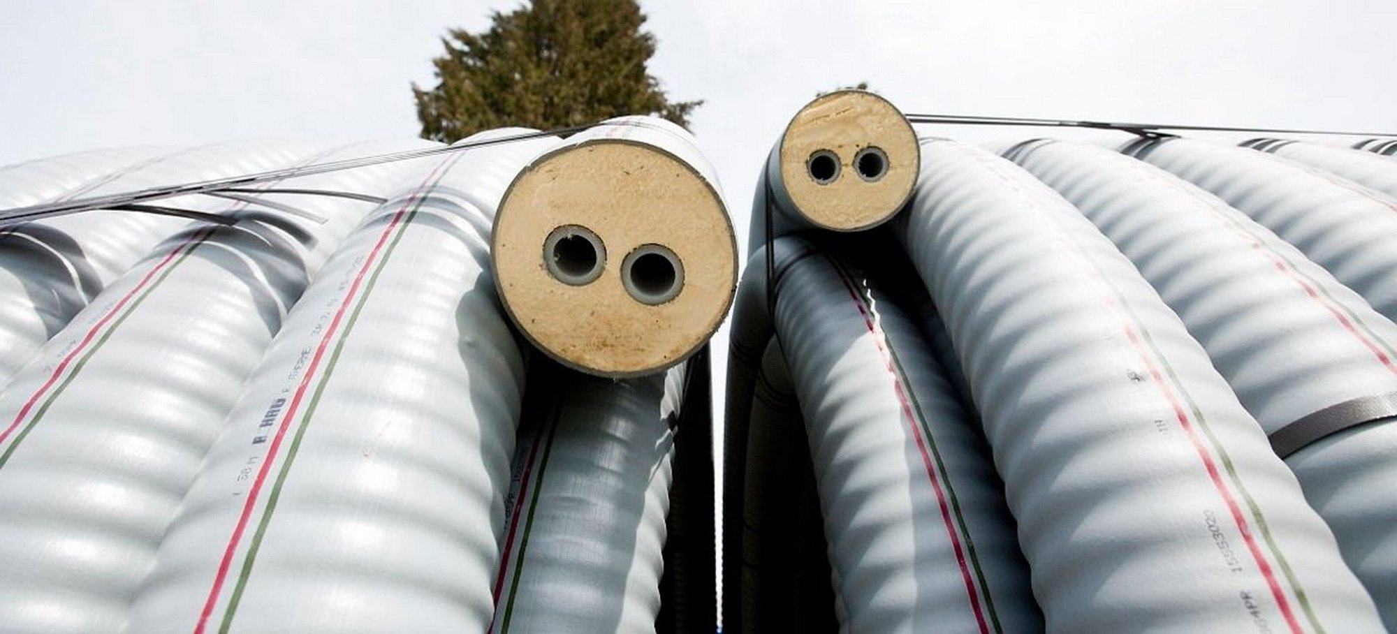 Nahwärmenetze bestehen (wie auch Fernwärmenetze) aus hochgedämmten Rohrleitungen, in denen die Wärme über Wasser als Trägermedium vom Erzeuger zum Verbraucher transportiert wird.