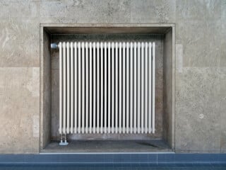 In Warmwasserheizungssystemen wird die Wärme über Flächenheizungen oder Heizkörper an den Raum abgegeben.