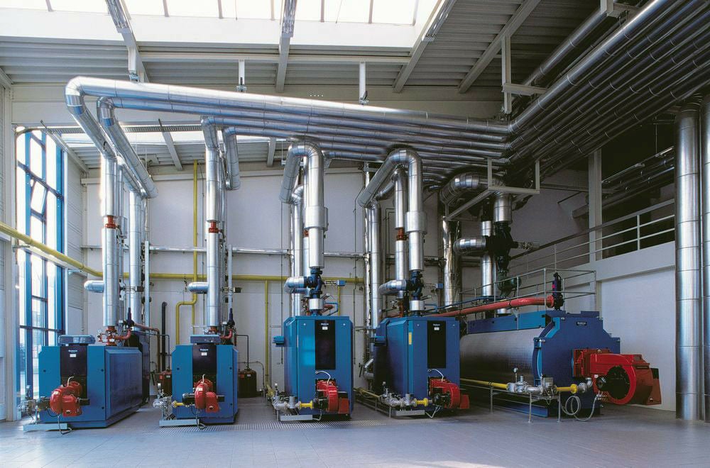 Gas-Brennwertkessel in einer Heizzentrale