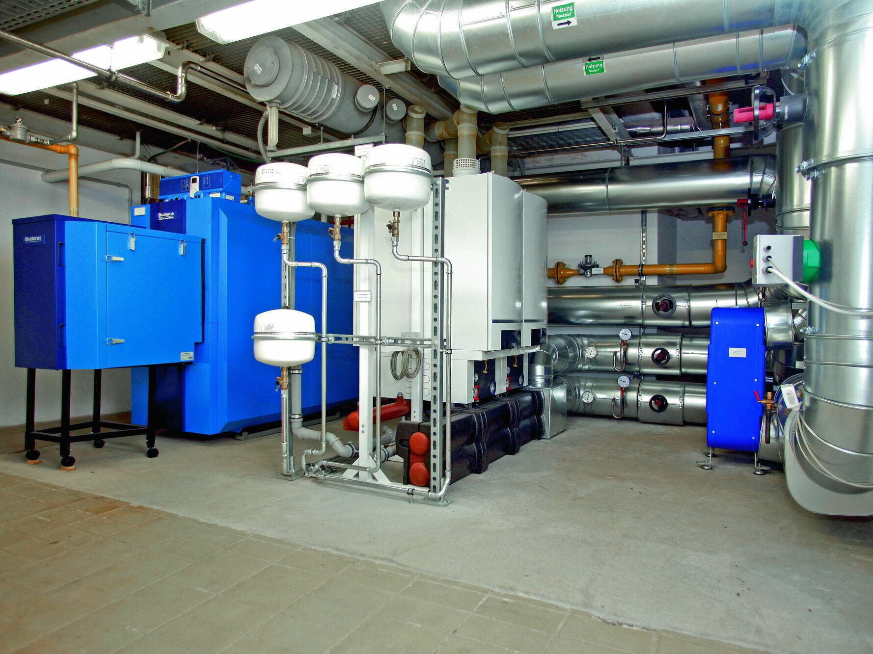 Beispiel einer Zentralheizungsanlage bestehend aus einem Gas-Brennwertkessel und Brennwertgeräten