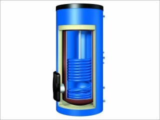 Stehender Warmwasserspeicher mit eingeschweißtem Glattrohrwärmetauscher und Korrosionsschutz durch Magnesiumsonde