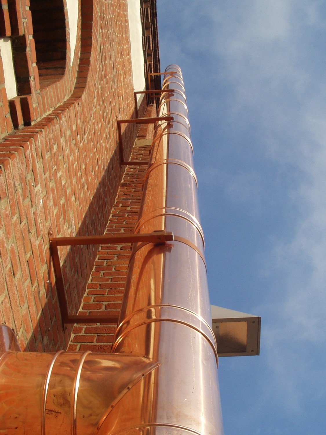 An der Fassade montierter Edelstahlschornstein