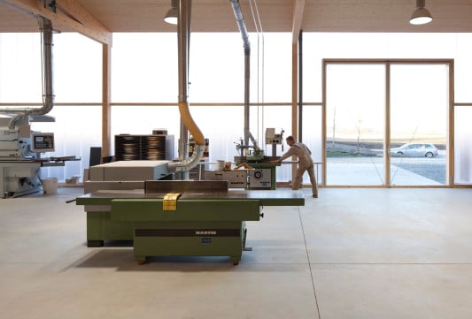 Klare Form, reduzierte Details, einfache Werkstoffe und ein flexibler, offener Grundriss 