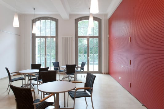 Im Erdgeschoss befindet sich eine Cafeteria