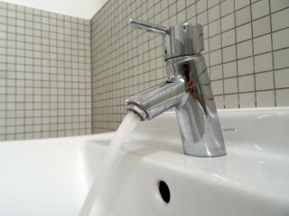 Die Erwärmung von Trinkwasser macht mitunter einen großen Teil des Energieverbrauchs im Gebäude aus. Entsprechenden Einfluss kann man durch die richtige Planung des Trinkwassersystems auf diesen nehmen. 