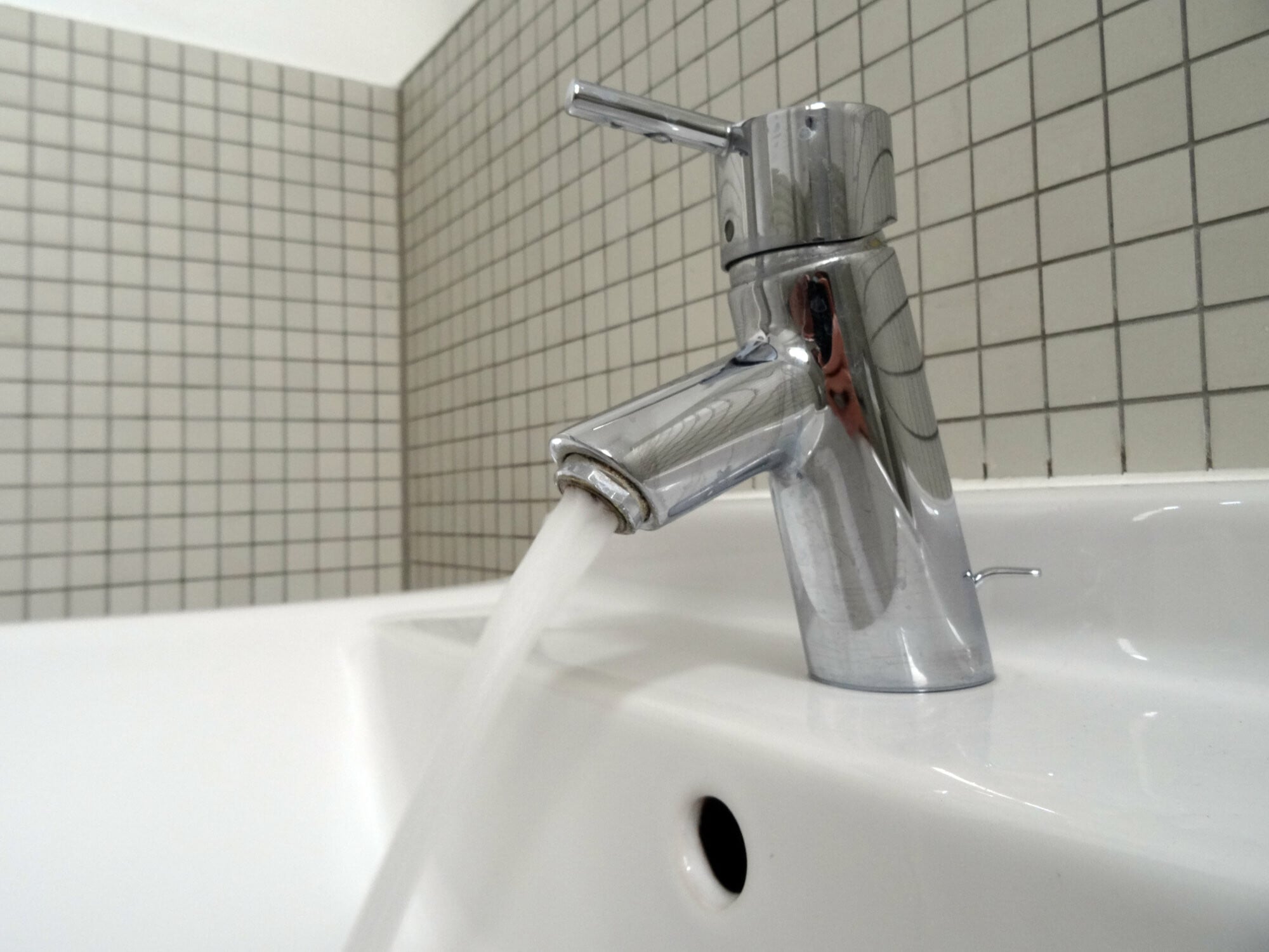 Die Erwärmung von Trinkwasser macht mitunter einen großen Teil des Energieverbrauchs im Gebäude aus. Entsprechenden Einfluss kann man durch die richtige Planung des Trinkwassersystems auf diesen nehmen. 