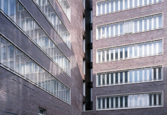 Innenhof (Südwestansicht): Die Fensterbänder prägen das Gebäude entscheidend