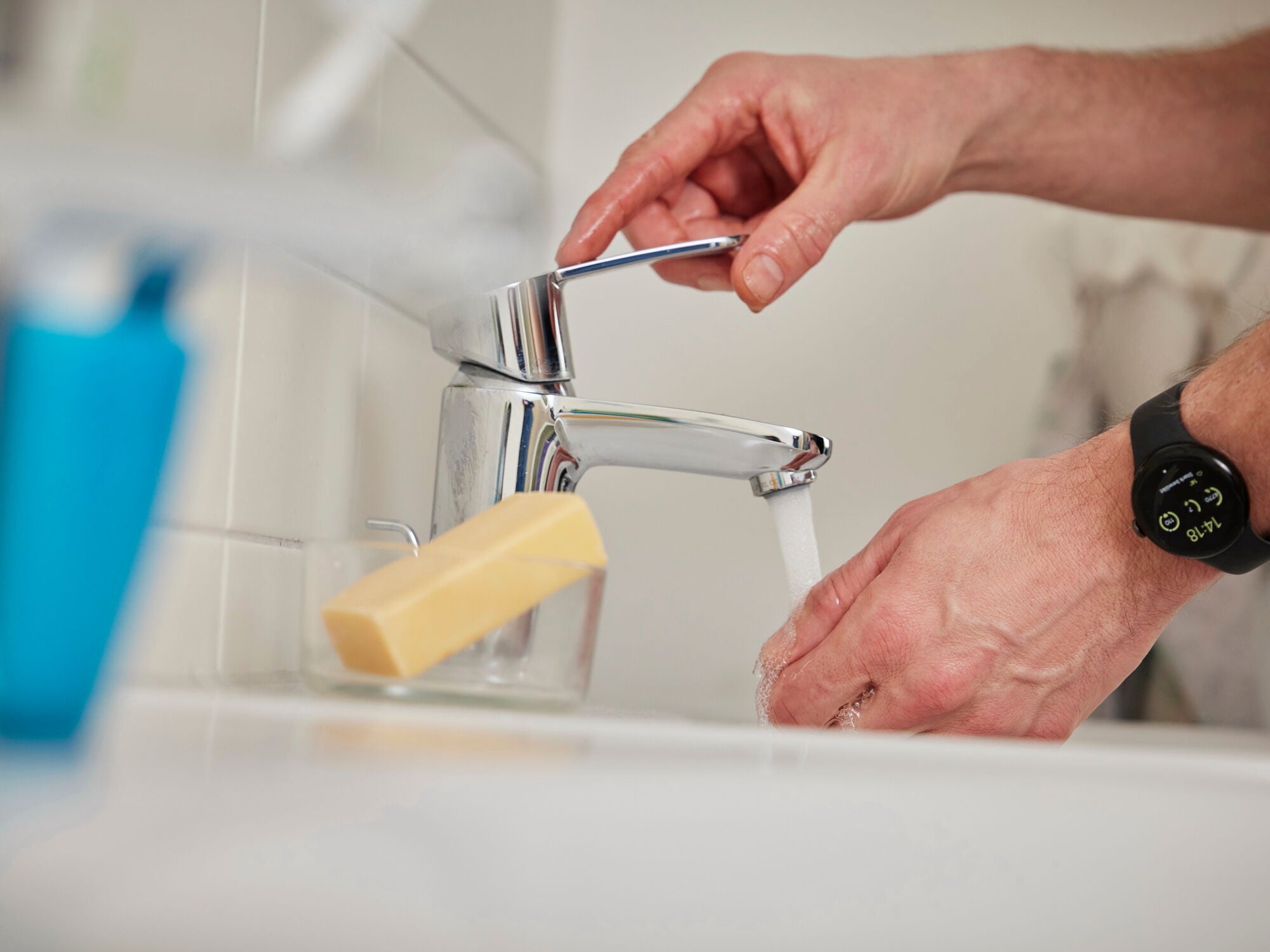 Trinkwarmwasser wird oftmals über die Zentralheizung produziert, mittels separater Warmwasserwärmepumpen kann aber auch die Umweltwärme aus der Umgebungsluft genutzt werden.