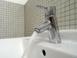Bei einem dezentralen Warmwasserbereitungssystem mit kleinen Warmwasserspeichern gibt es nur sehr wenig Energieverlust durch die Leitung und das Warmwasser steht schnell zur Verfügung.