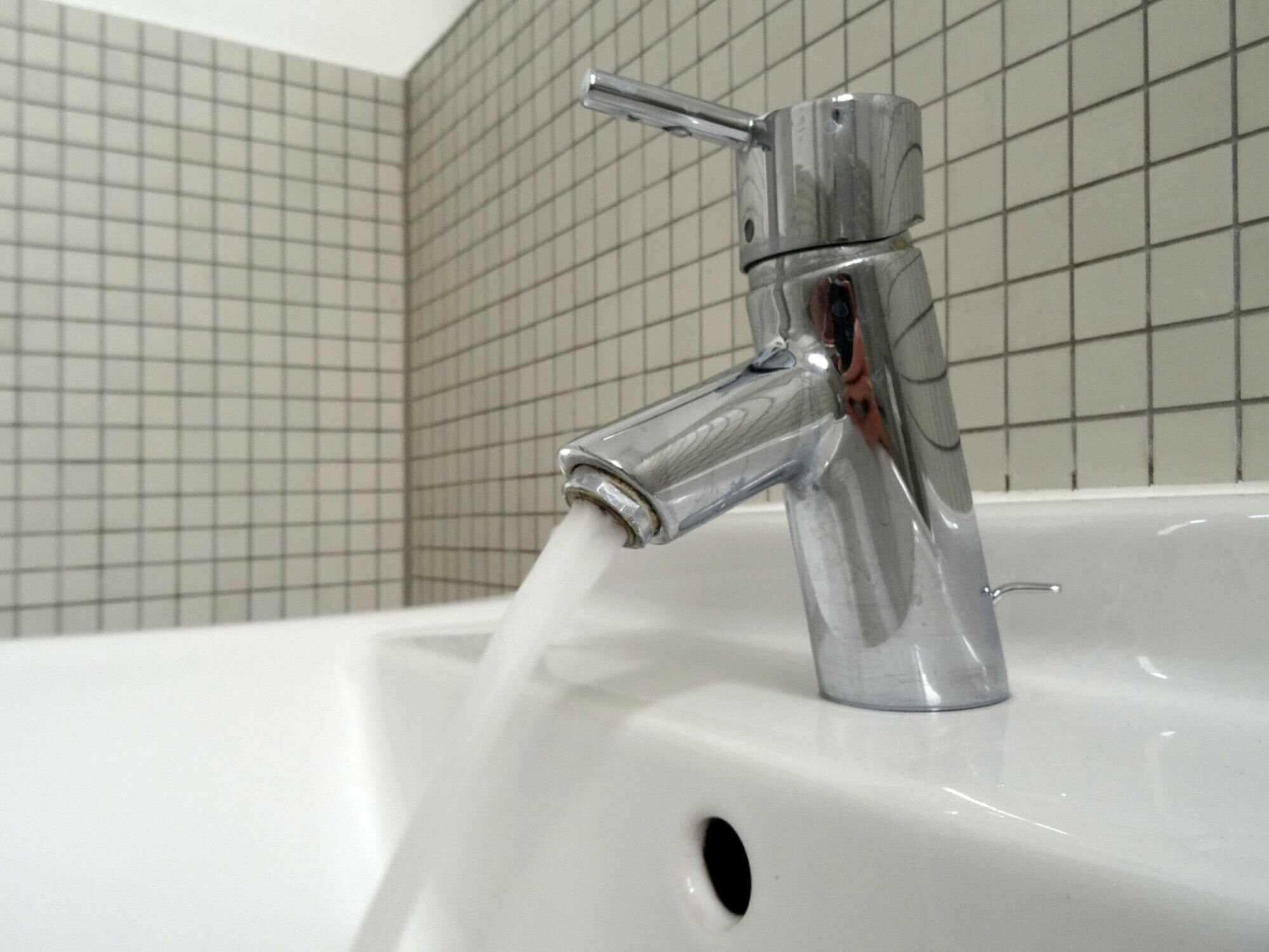 Bei einem dezentralen Warmwasserbereitungssystem mit kleinen Warmwasserspeichern gibt es nur sehr wenig Energieverlust durch die Leitung und das Warmwasser steht schnell zur Verfügung.