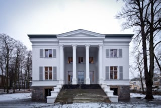 Die klassizistische Fassade wurde denkmalgerecht saniert