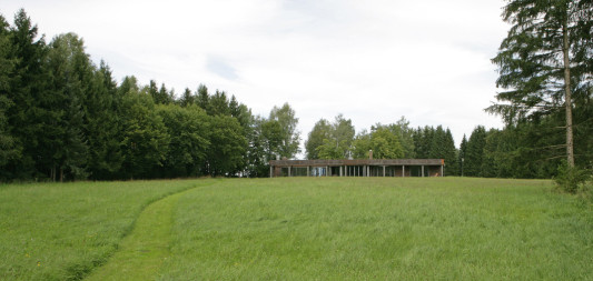 Der Bungalow inmitten eines 34.000 m² großen Grundstücks im bayerischen Regierungsbezirk Schwaben