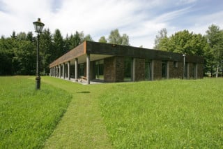 Die neue Schieferfassade und die Cortenstahlattika ziehen sich um das gesamte Gebäude