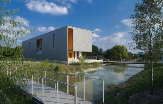 Die fußläufige Erschließung zur Westseite des Hauses führt über einen kleinen Teich