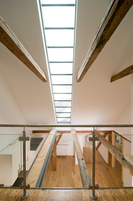Die Belichtung erfolgt zum Teil über großformatige Dachlamellen-Fenster