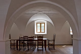 Der Veranstaltungssaal ist von einem historischen, zweischiffigen Kreuzgradgewölbe mit Gurtbögen geprägt