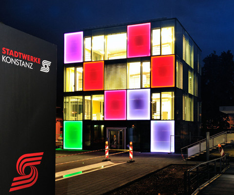 Bei Dunkelheit erstrahlt das Kundenzentrum in bunten Farben
